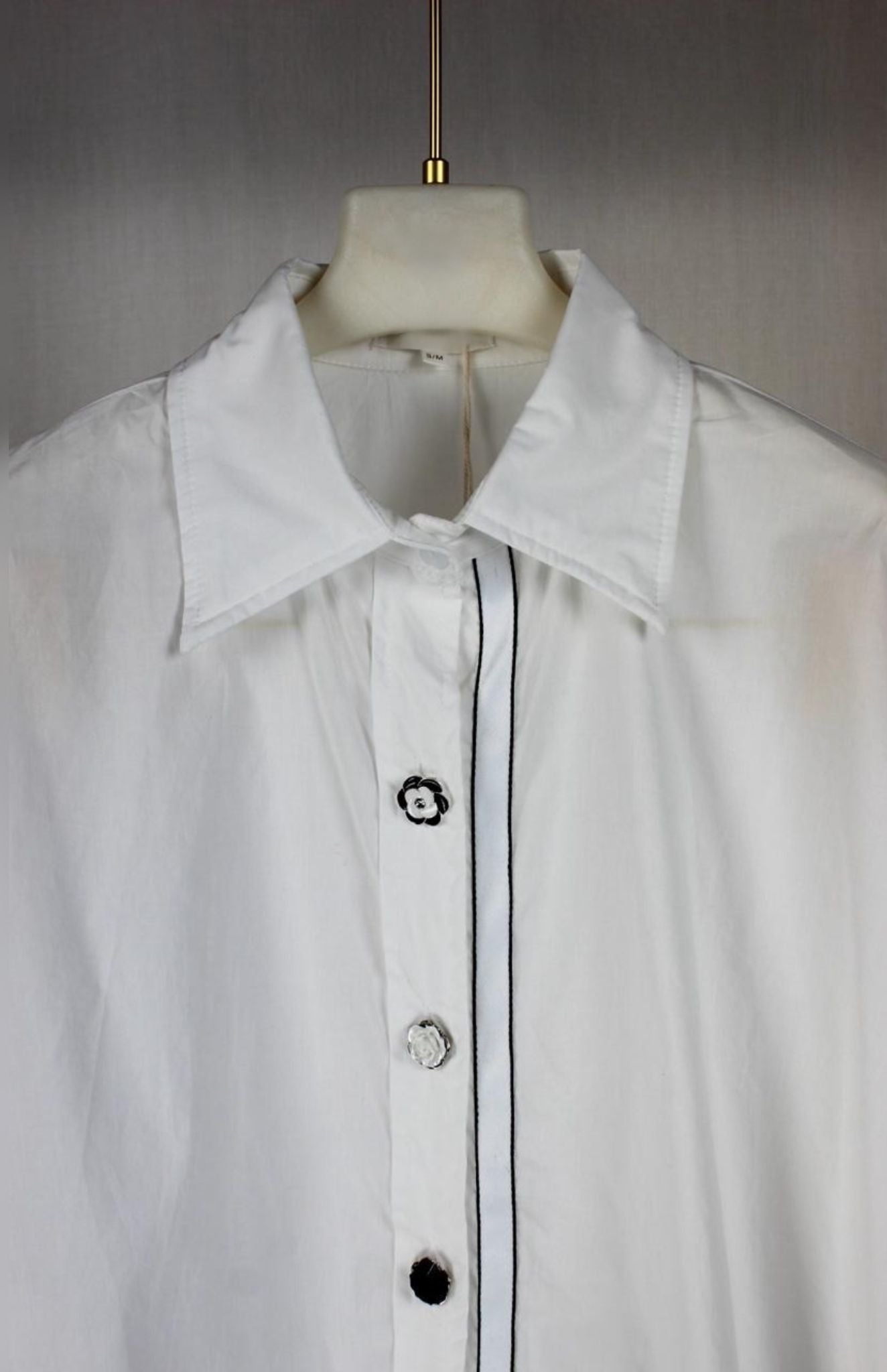 Chemise design a bouton en forme de fleur