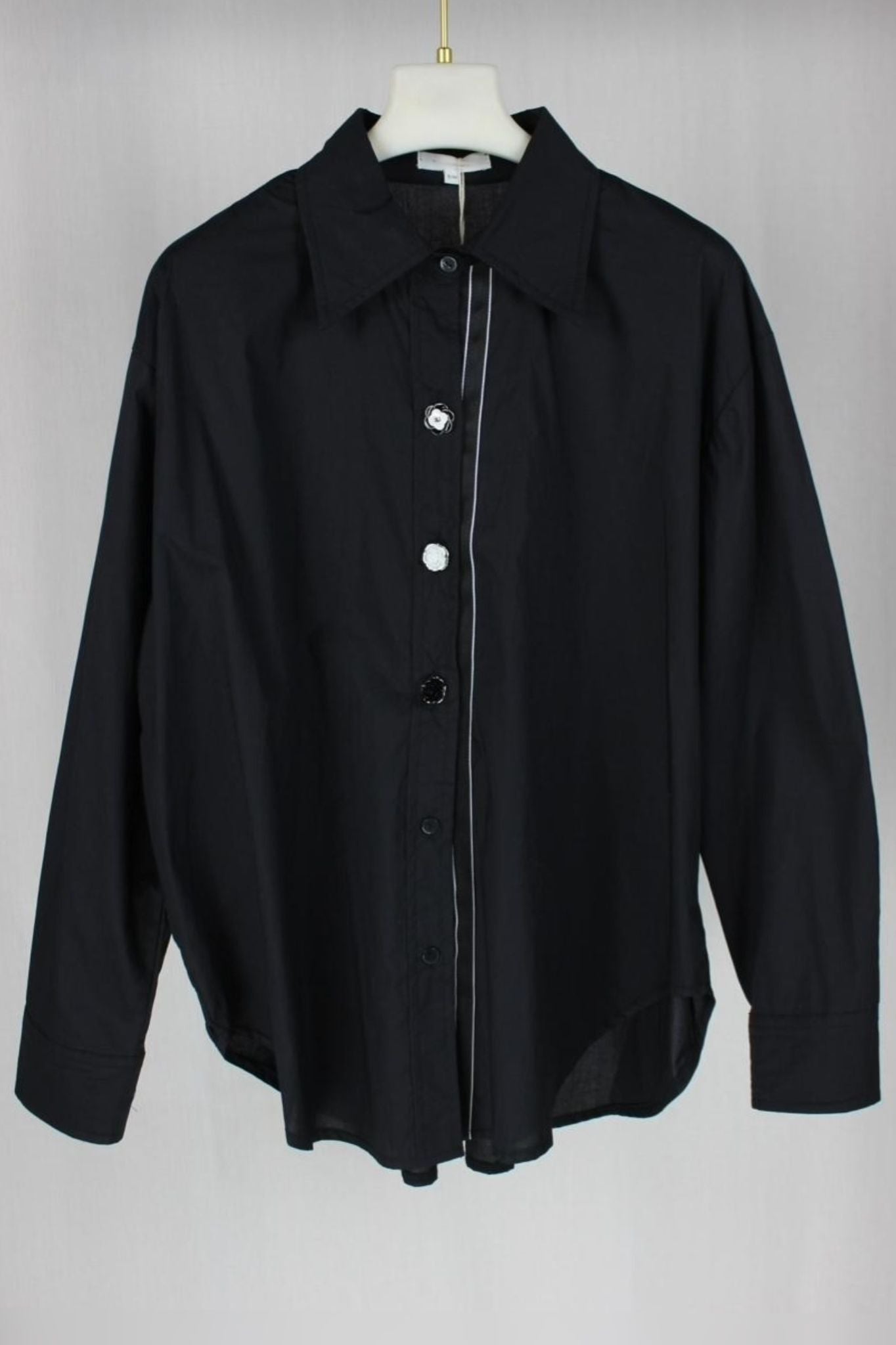 Chemise design a bouton en forme de fleur